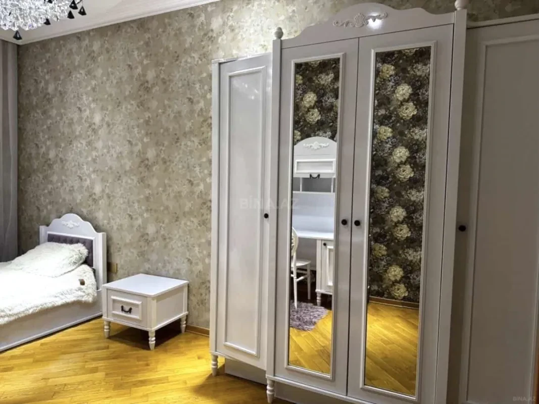 Satılır 4 otaqlı mənzil 150 m²