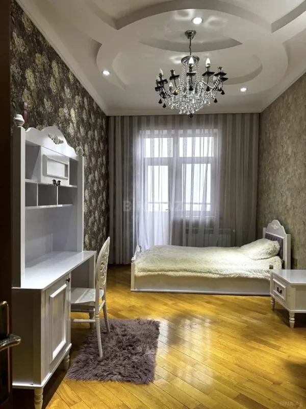 Satılır 4 otaqlı mənzil 150 m²