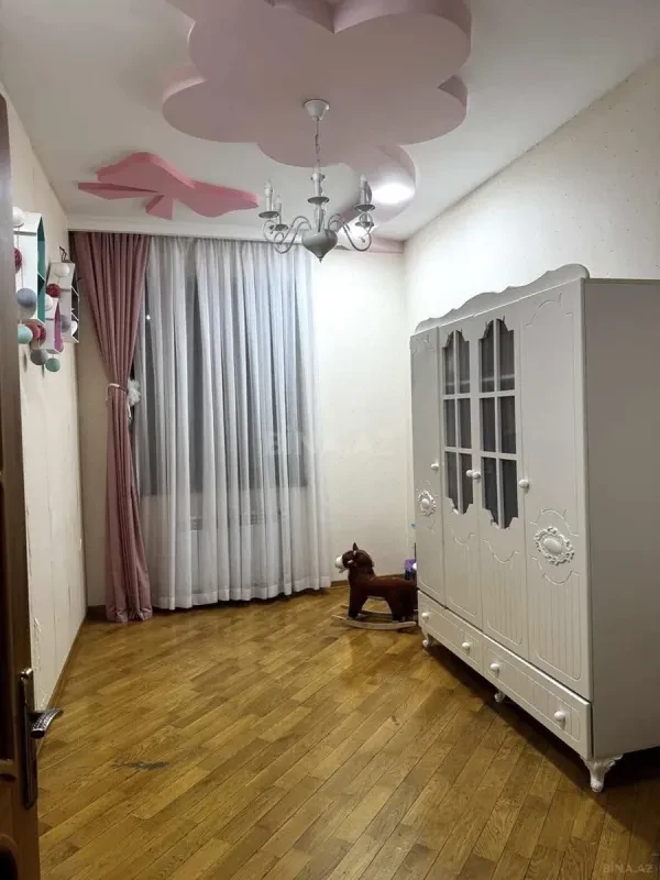 Satılır 4 otaqlı mənzil 150 m²