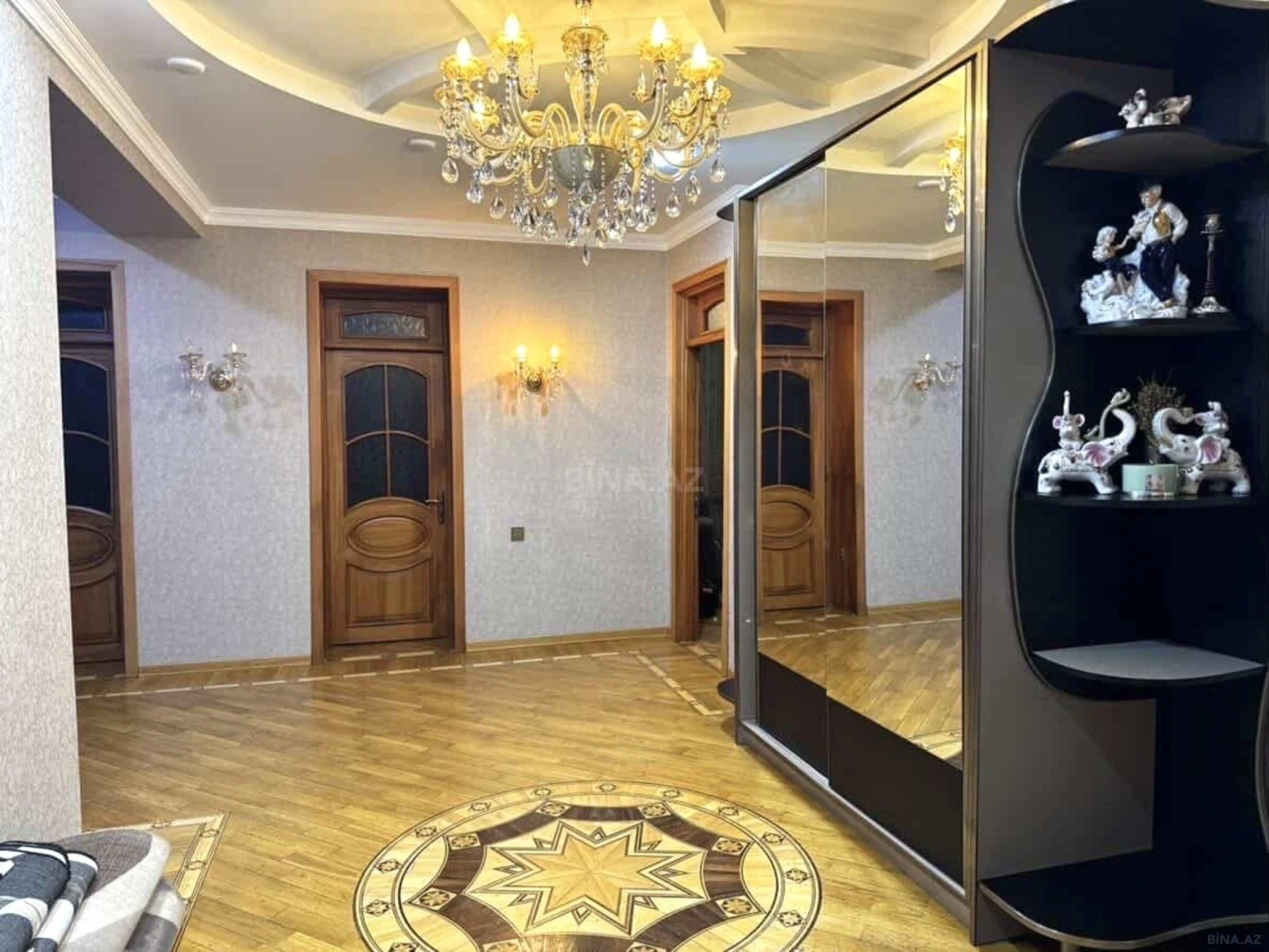 Satılır 4 otaqlı mənzil 150 m²