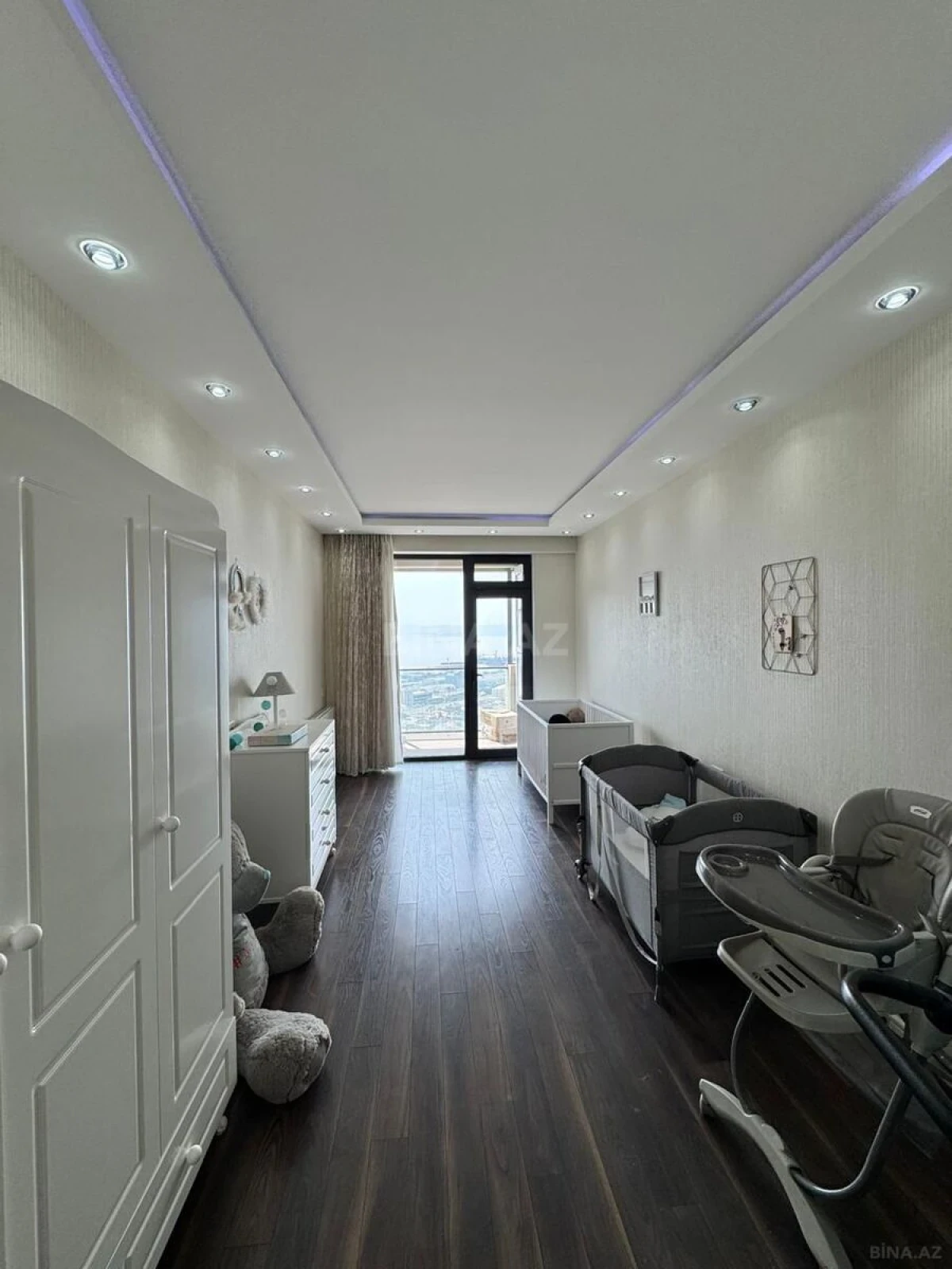 Satılır 3 otaqlı mənzil 146 m²