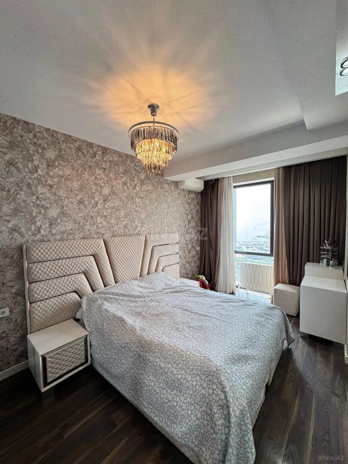 Satılır 3 otaqlı mənzil 146 m²