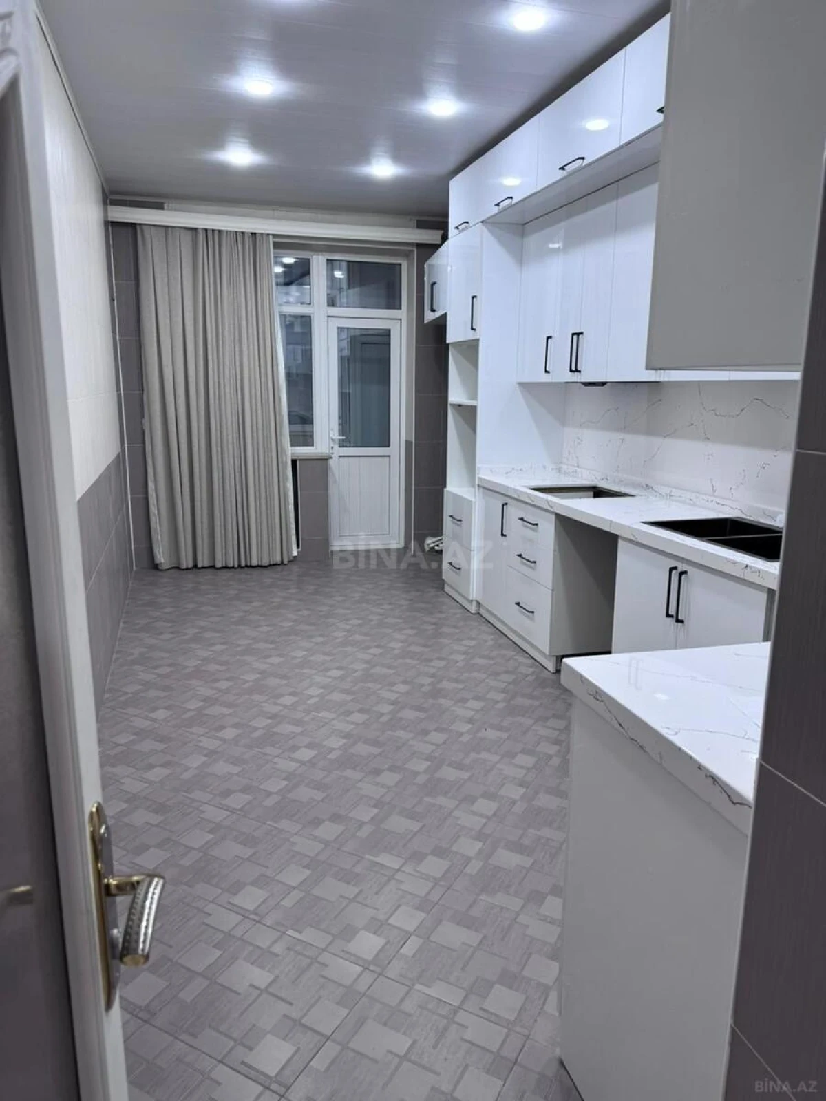 Satılır 4 otaqlı mənzil 160 m²