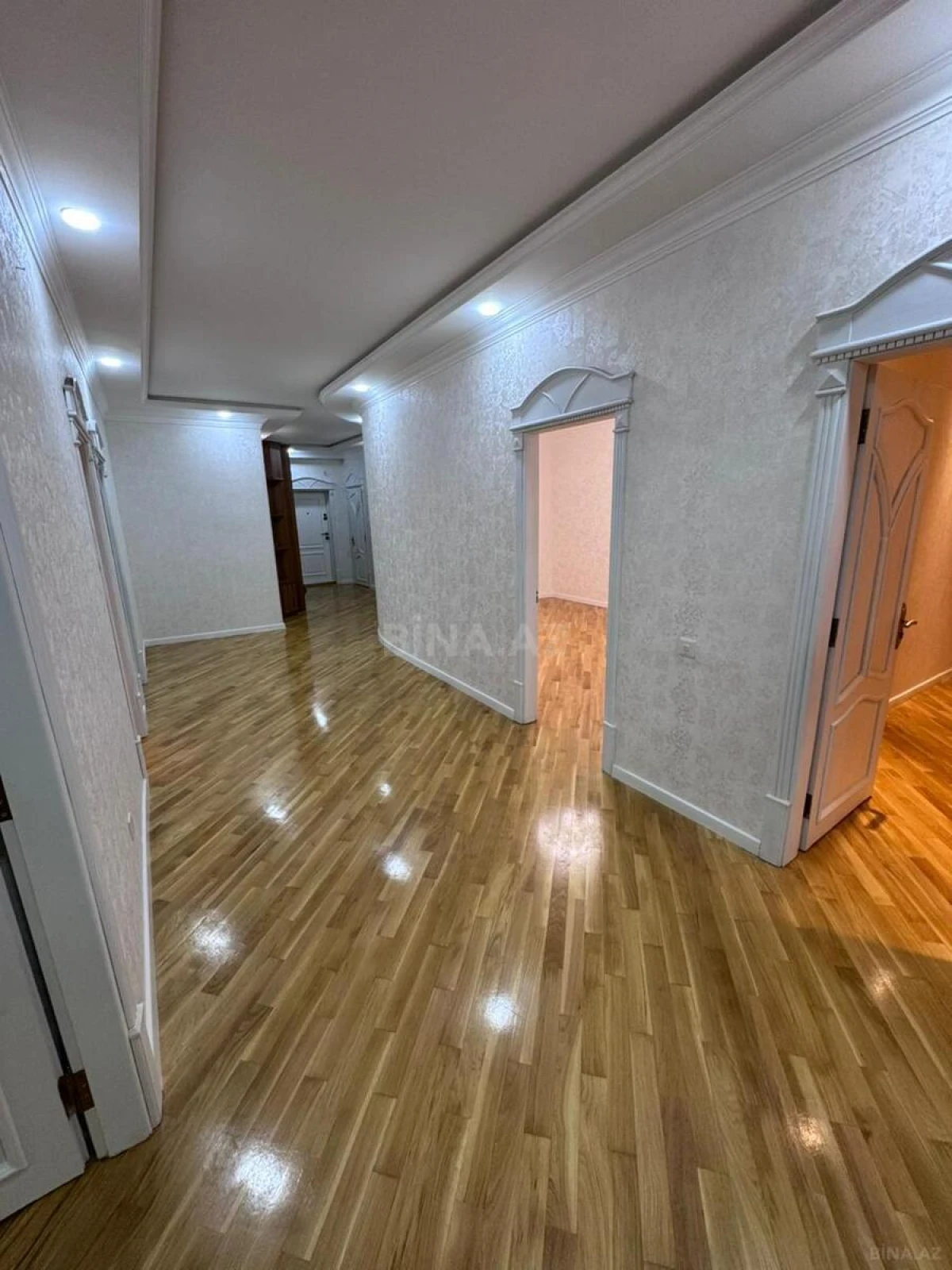 Satılır 4 otaqlı mənzil 160 m²
