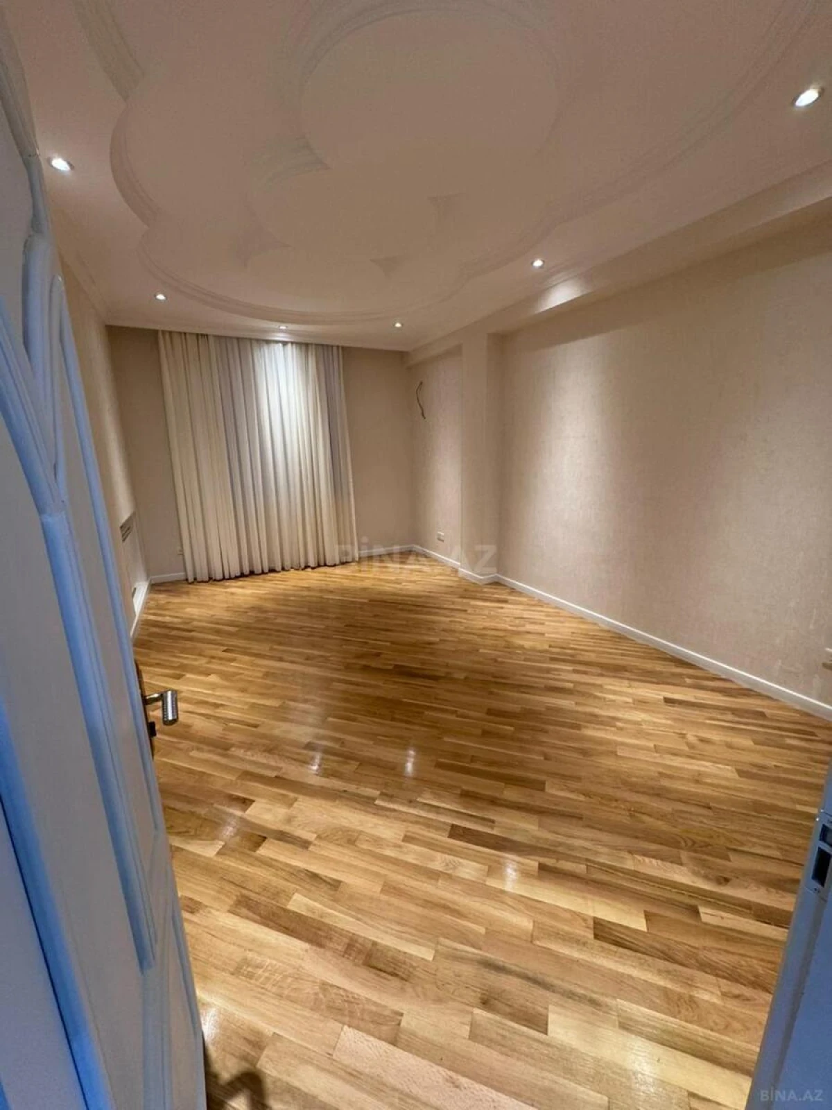 Satılır 4 otaqlı mənzil 160 m²