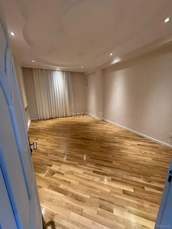 Satılır 4 otaqlı mənzil 160 m²
