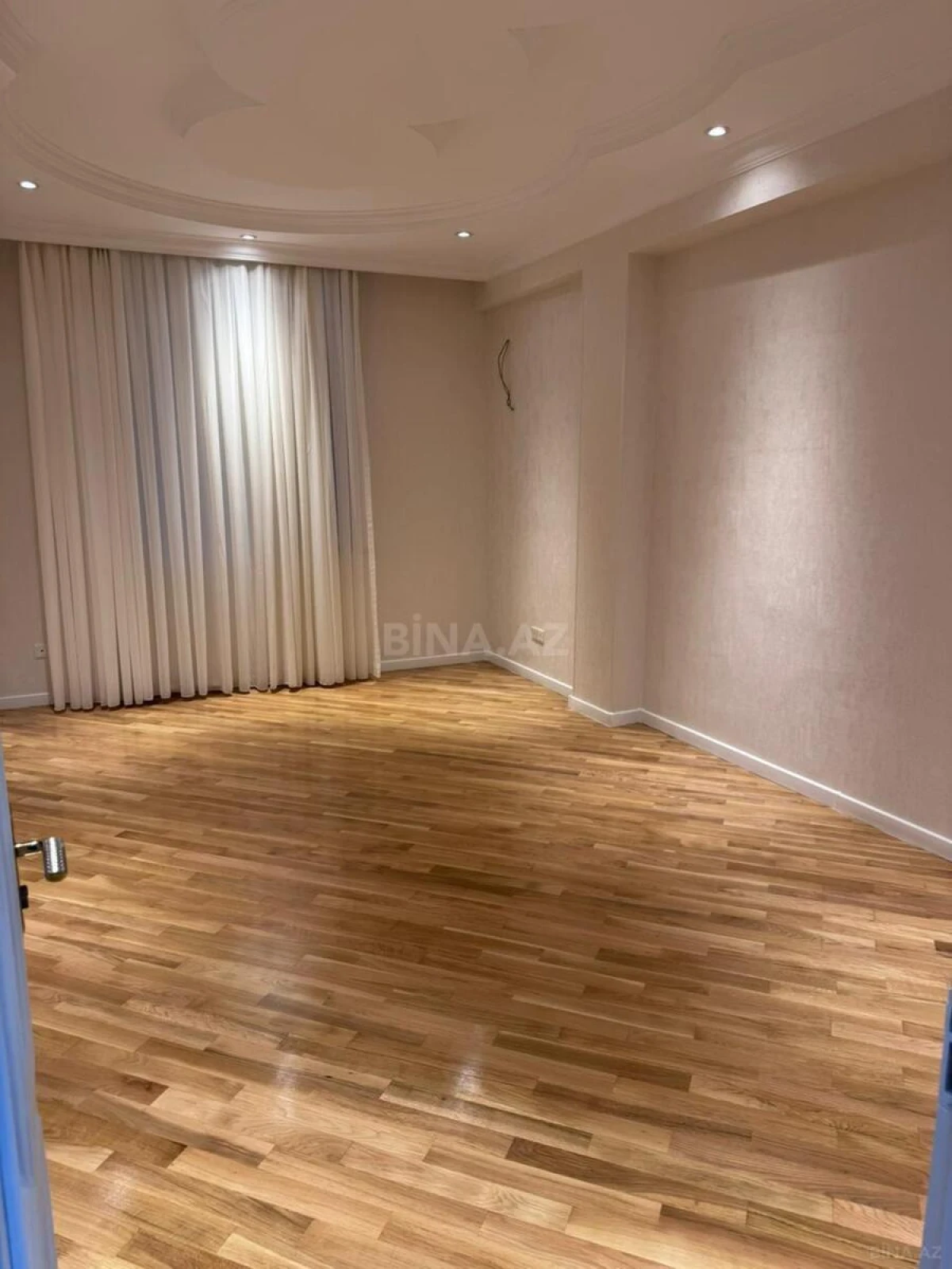 Satılır 4 otaqlı mənzil 160 m²