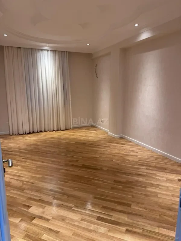 Satılır 4 otaqlı mənzil 160 m²