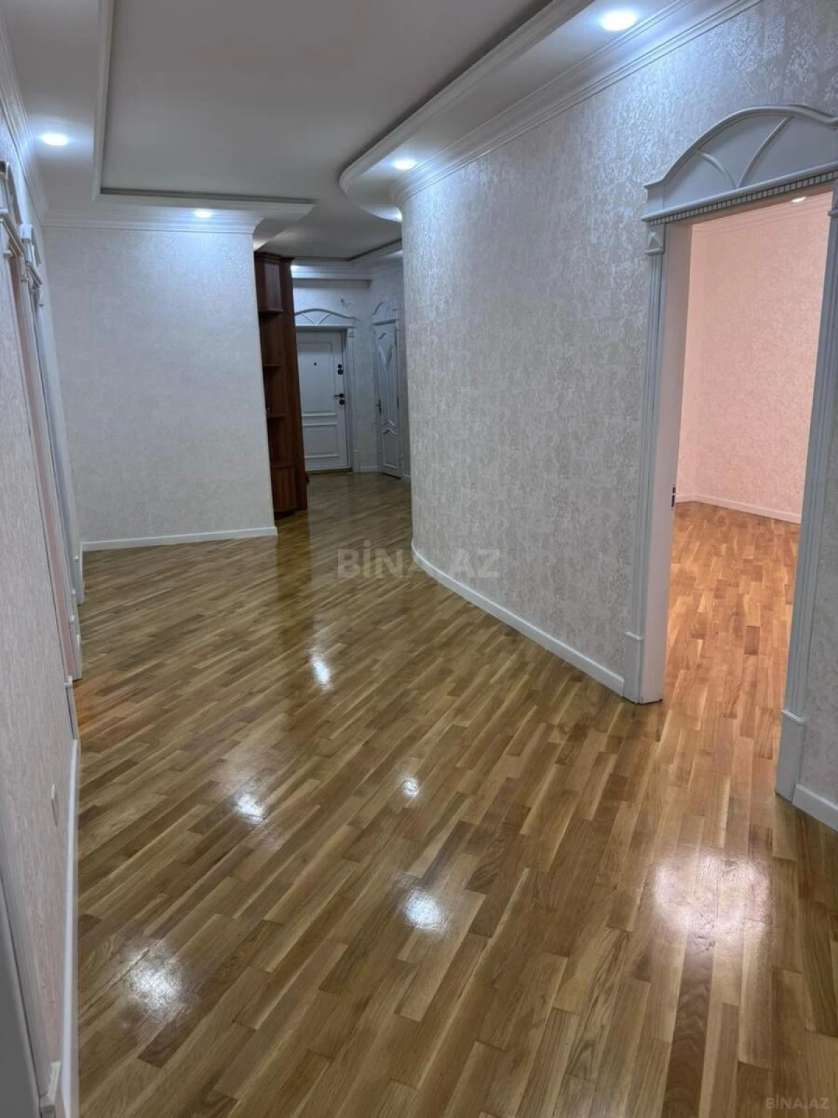 Satılır 4 otaqlı mənzil 160 m²