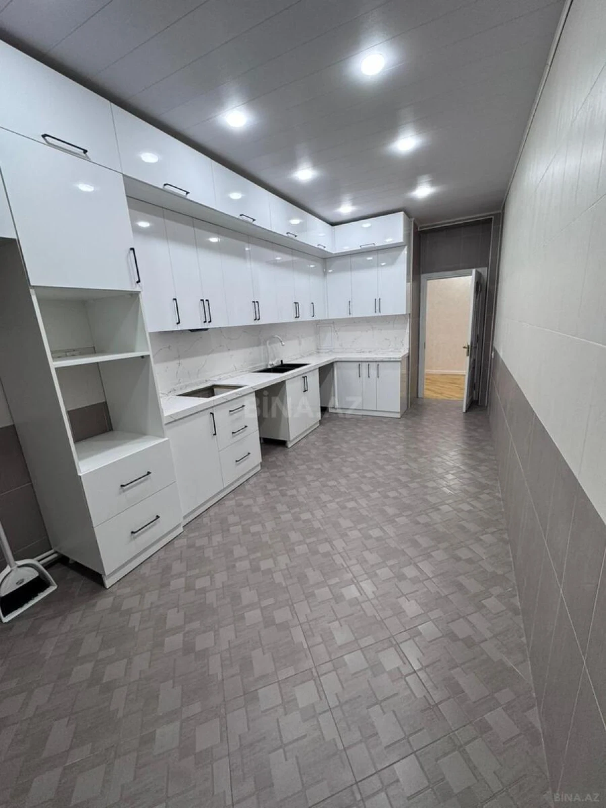 Satılır 4 otaqlı mənzil 160 m²