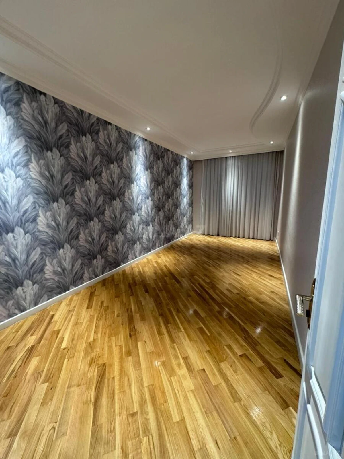 Satılır 4 otaqlı mənzil 160 m²