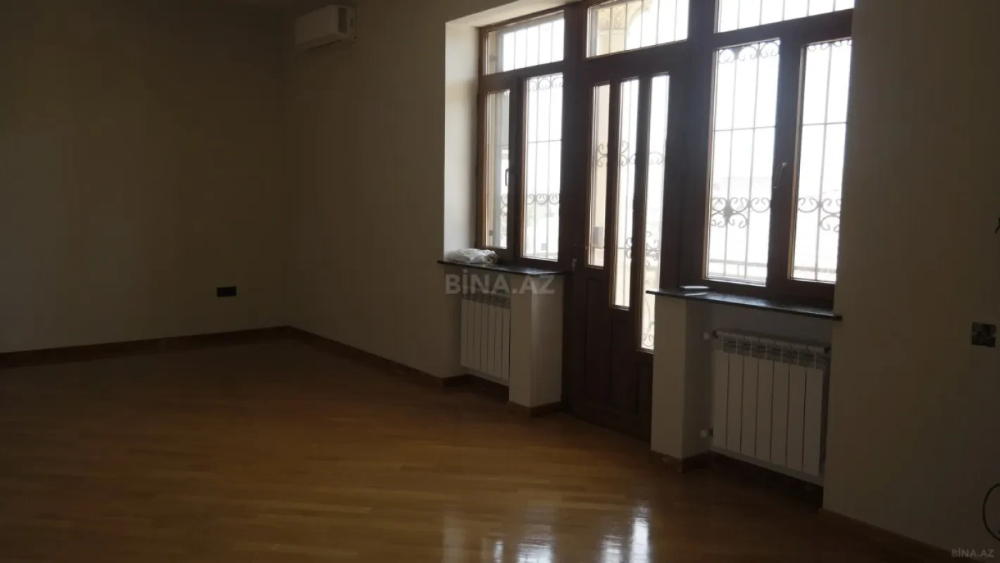 Satılır 8 otaqlı həyət evi 311 m²