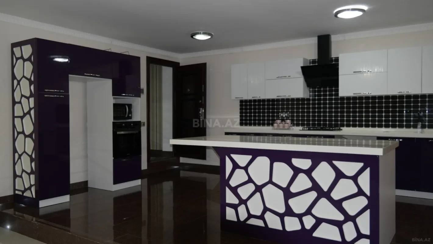 Satılır 8 otaqlı həyət evi 311 m²