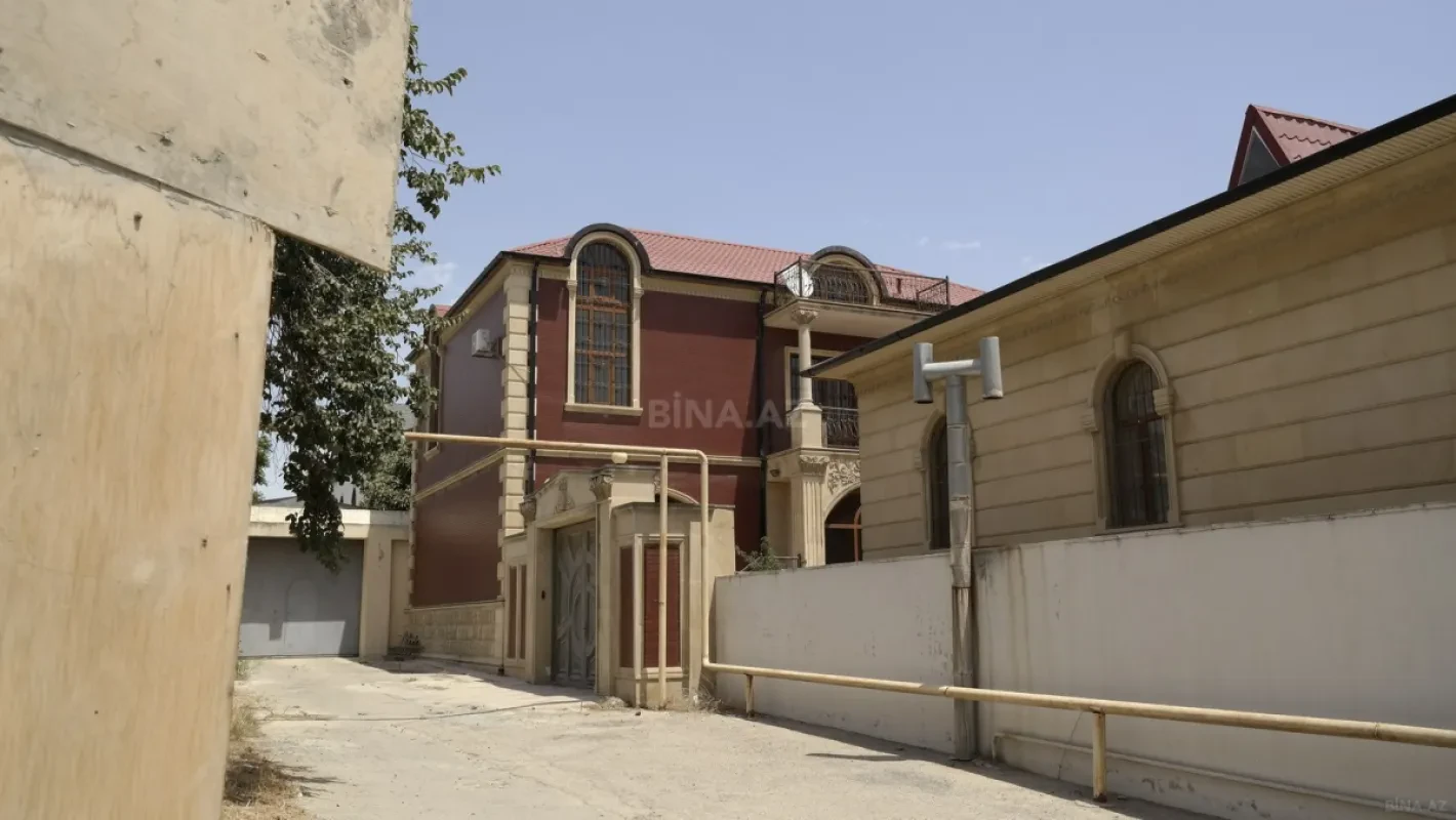 Satılır 8 otaqlı həyət evi 311 m²