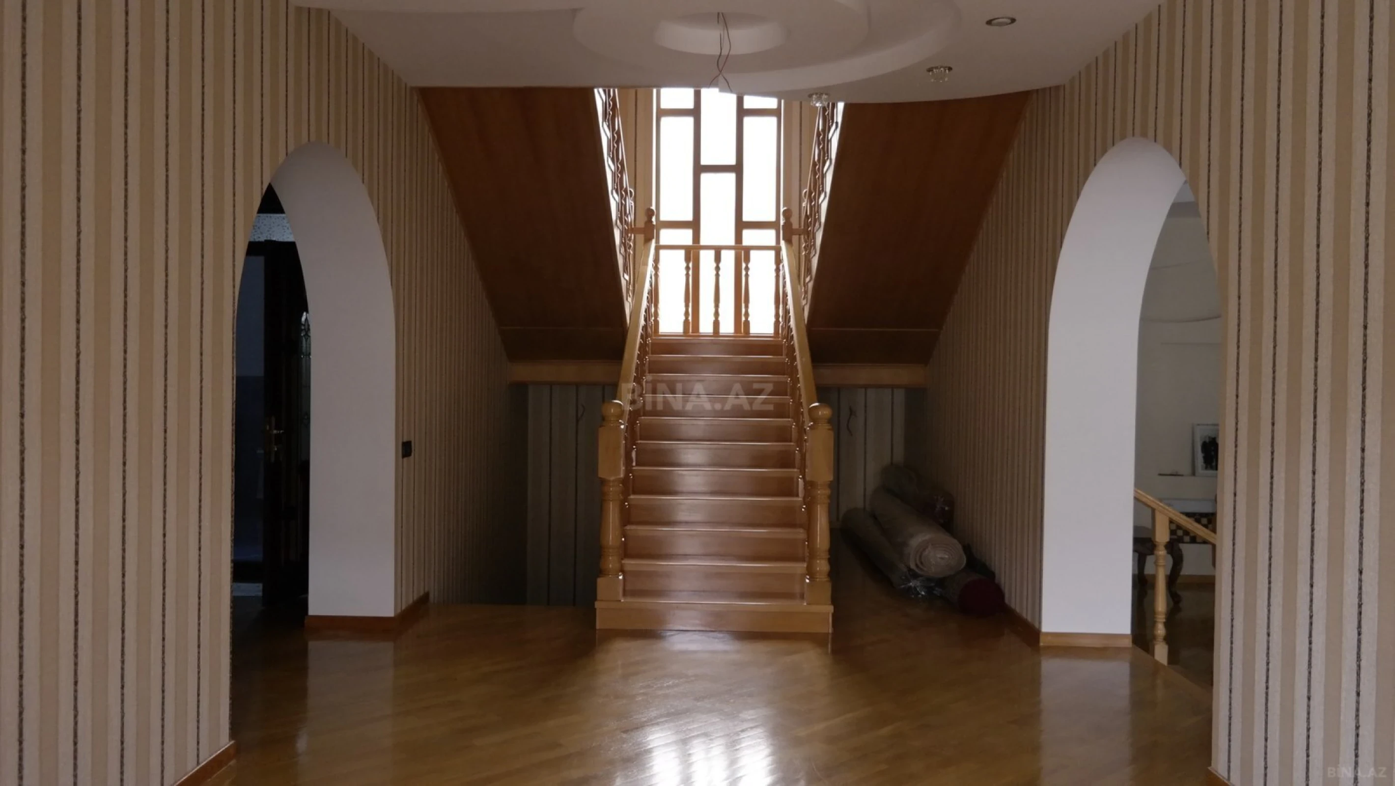 Satılır 8 otaqlı həyət evi 311 m²