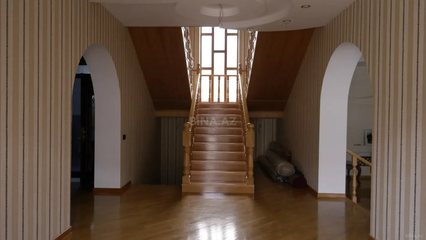 Satılır 8 otaqlı həyət evi 311 m²