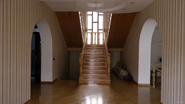 Satılır 8 otaqlı həyət evi 311 m²