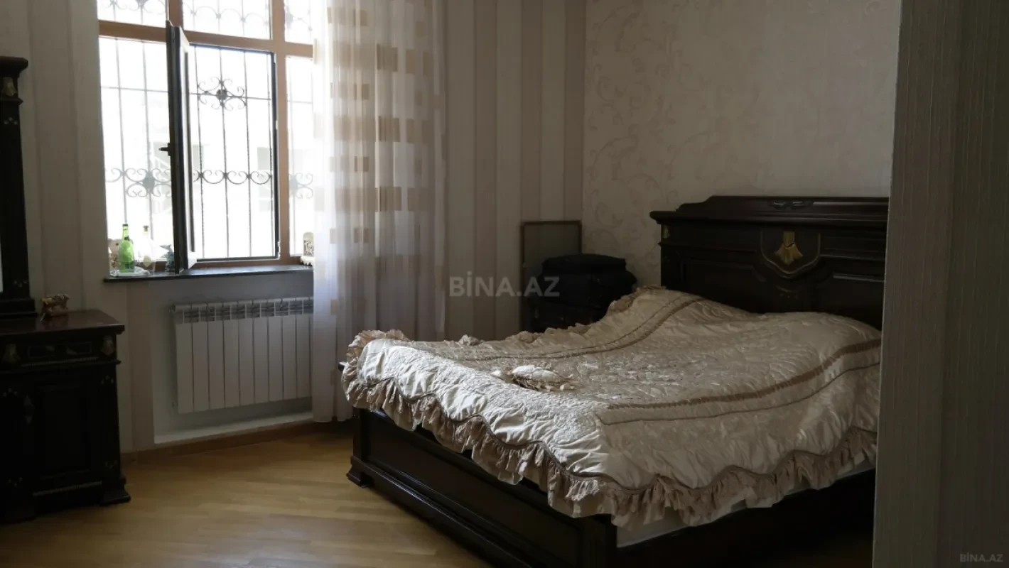 Satılır 8 otaqlı həyət evi 311 m²