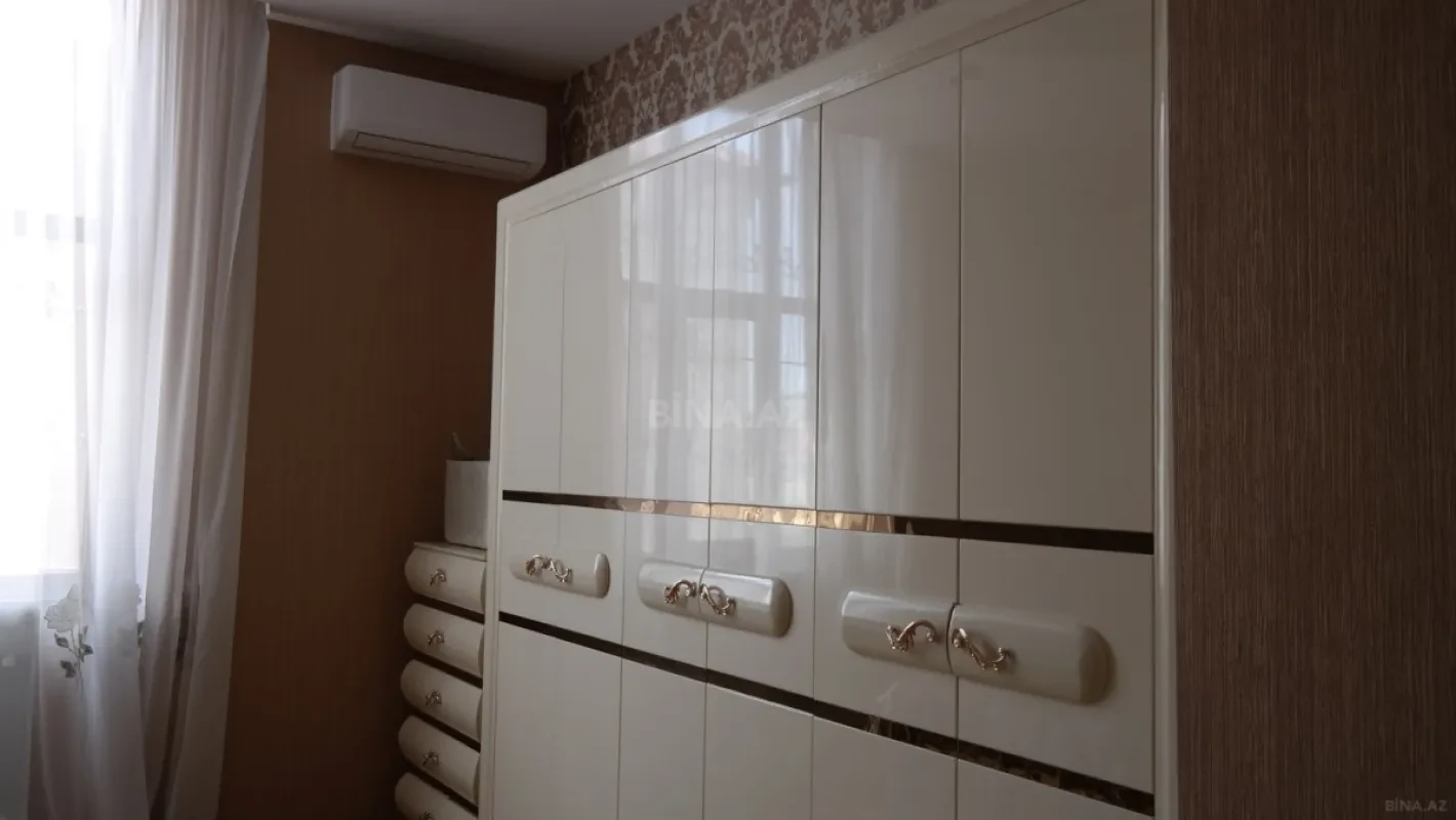 Satılır 8 otaqlı həyət evi 311 m²