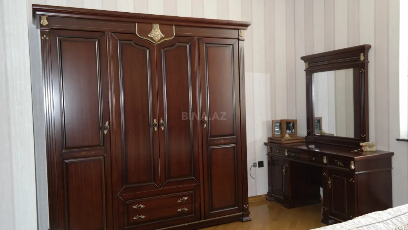 Satılır 8 otaqlı həyət evi 311 m²