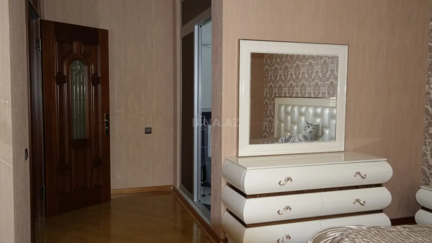 Satılır 8 otaqlı həyət evi 311 m²
