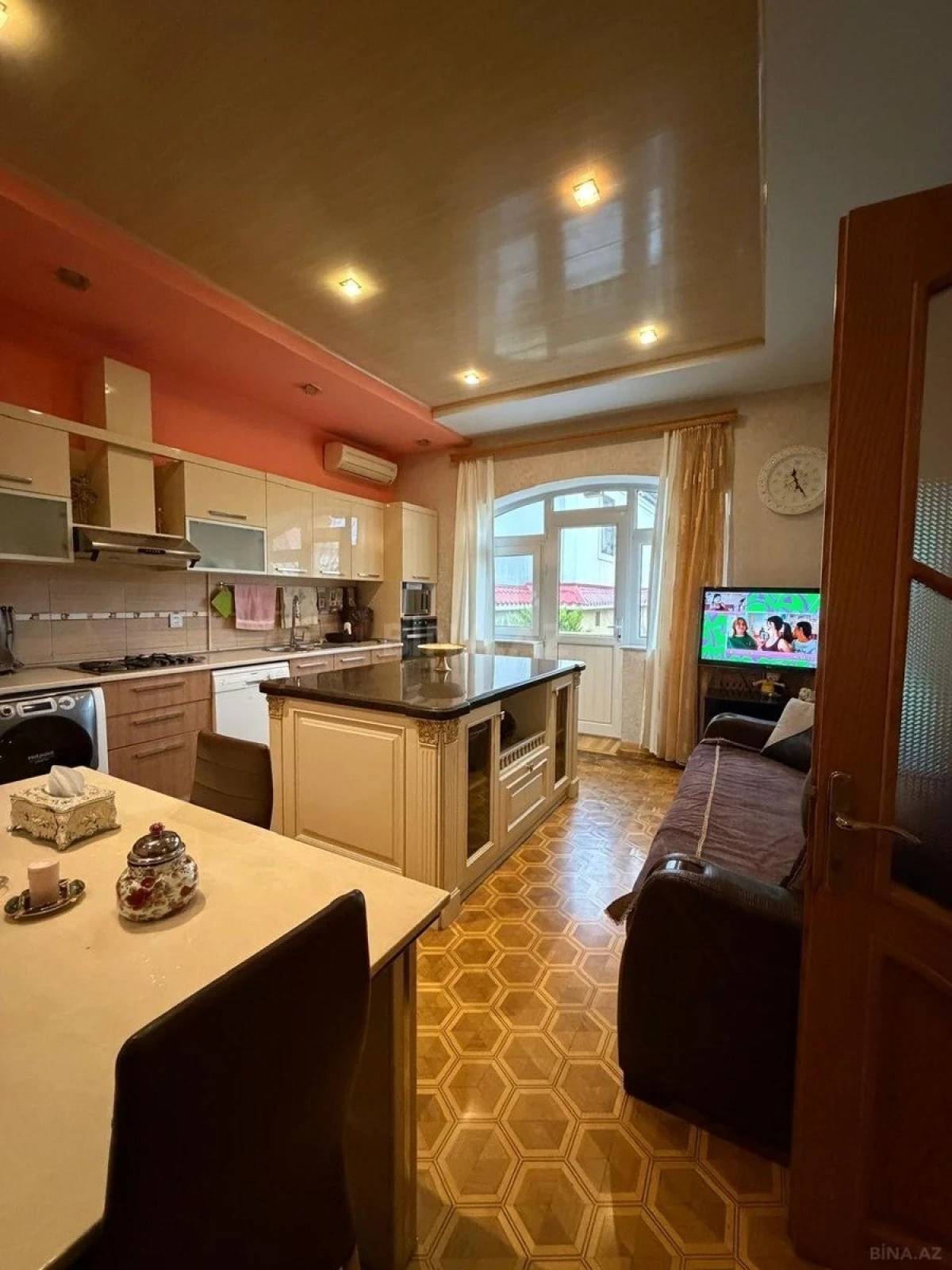 Satılır 9 otaqlı həyət evi 800 m²