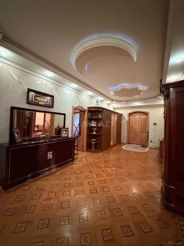 Satılır 9 otaqlı həyət evi 800 m²