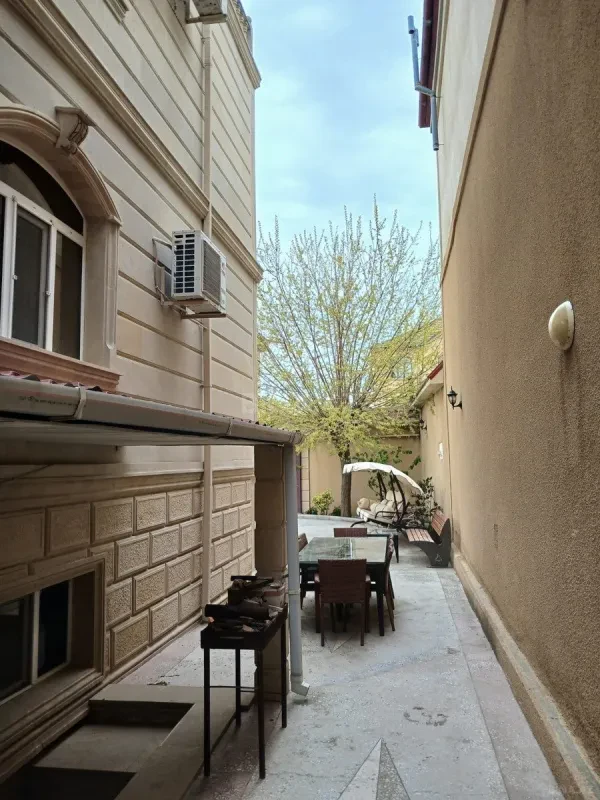 Satılır 9 otaqlı həyət evi 800 m²