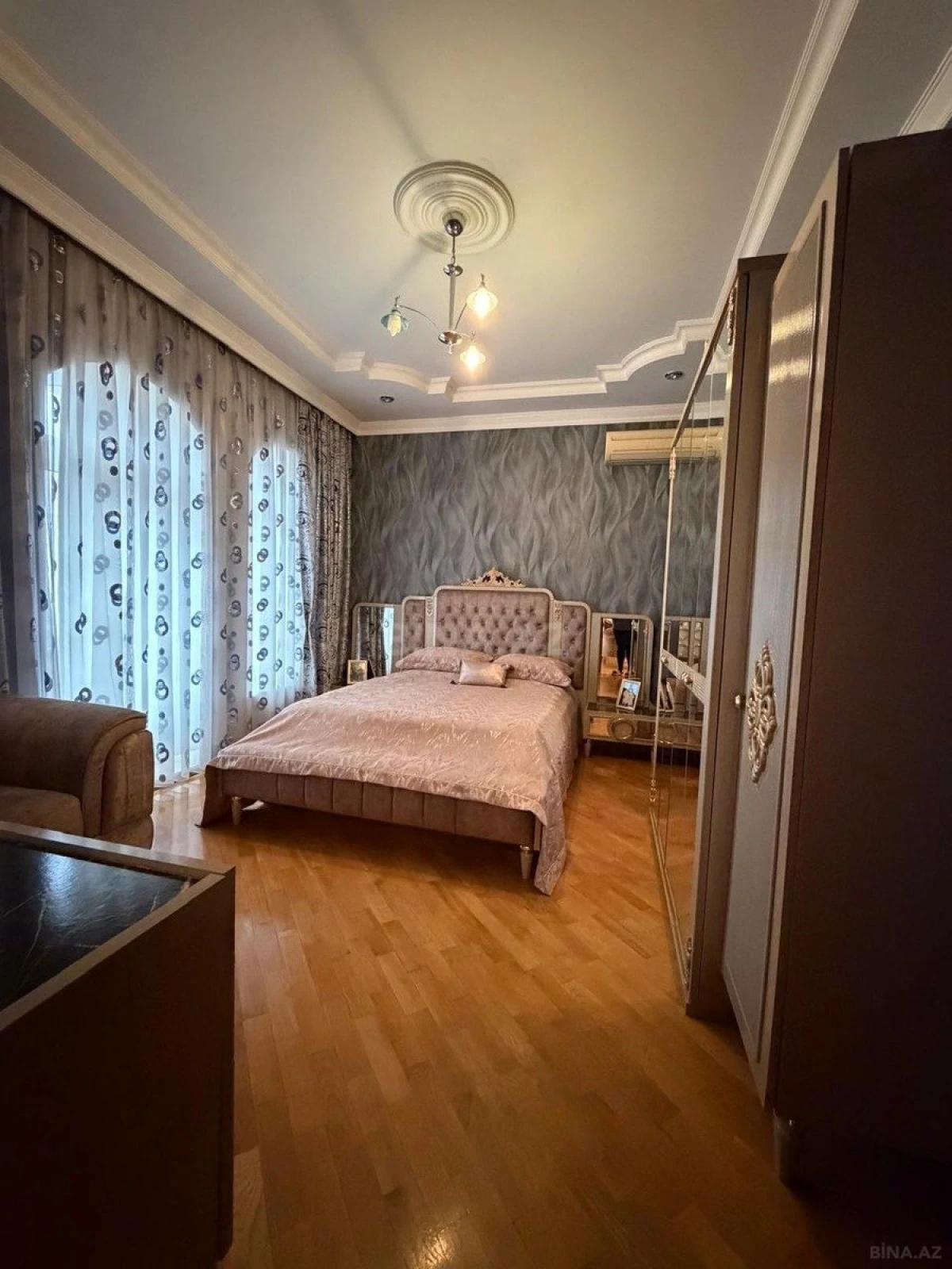Satılır 9 otaqlı həyət evi 800 m²