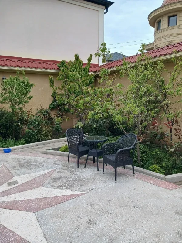 Satılır 9 otaqlı həyət evi 800 m²