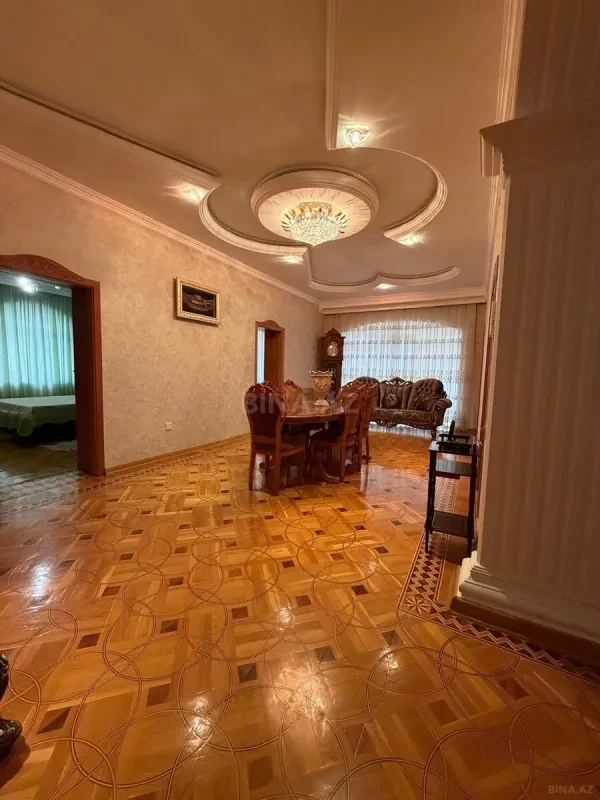 Satılır 9 otaqlı həyət evi 800 m²