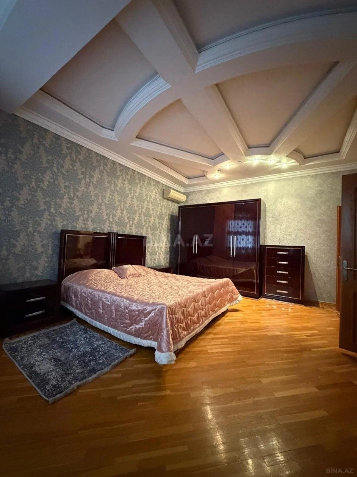 Satılır 9 otaqlı həyət evi 800 m²