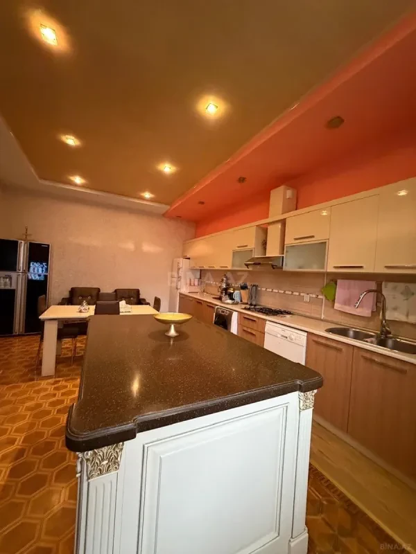 Satılır 9 otaqlı həyət evi 800 m²