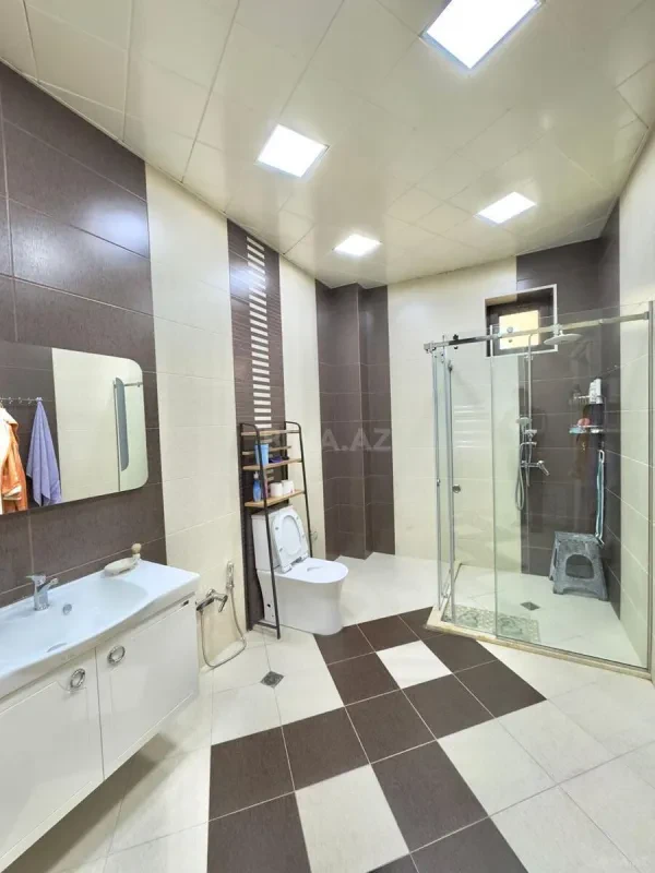 Satılır 7 otaqlı həyət evi 365 m²