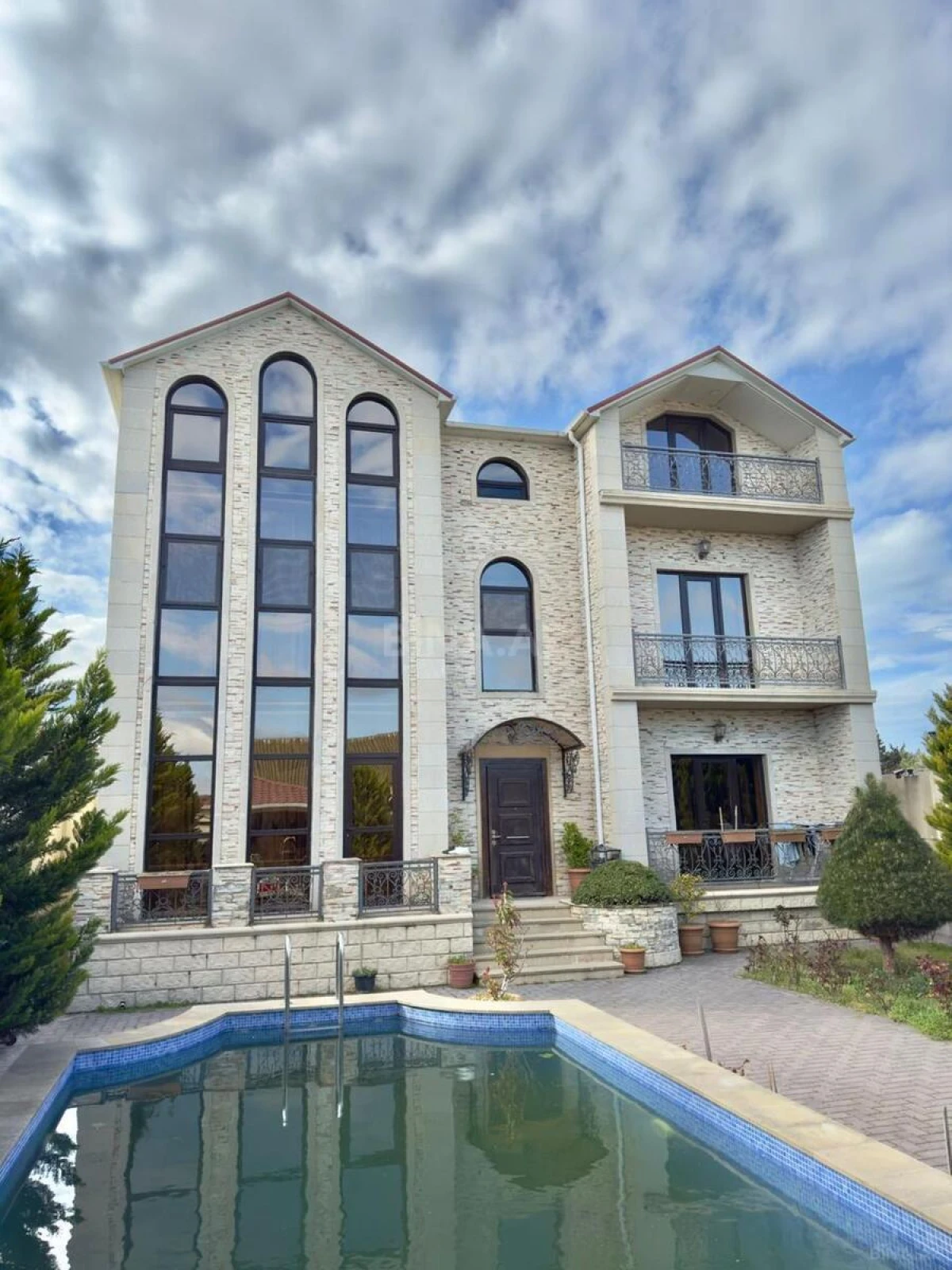 Satılır 7 otaqlı həyət evi 365 m²