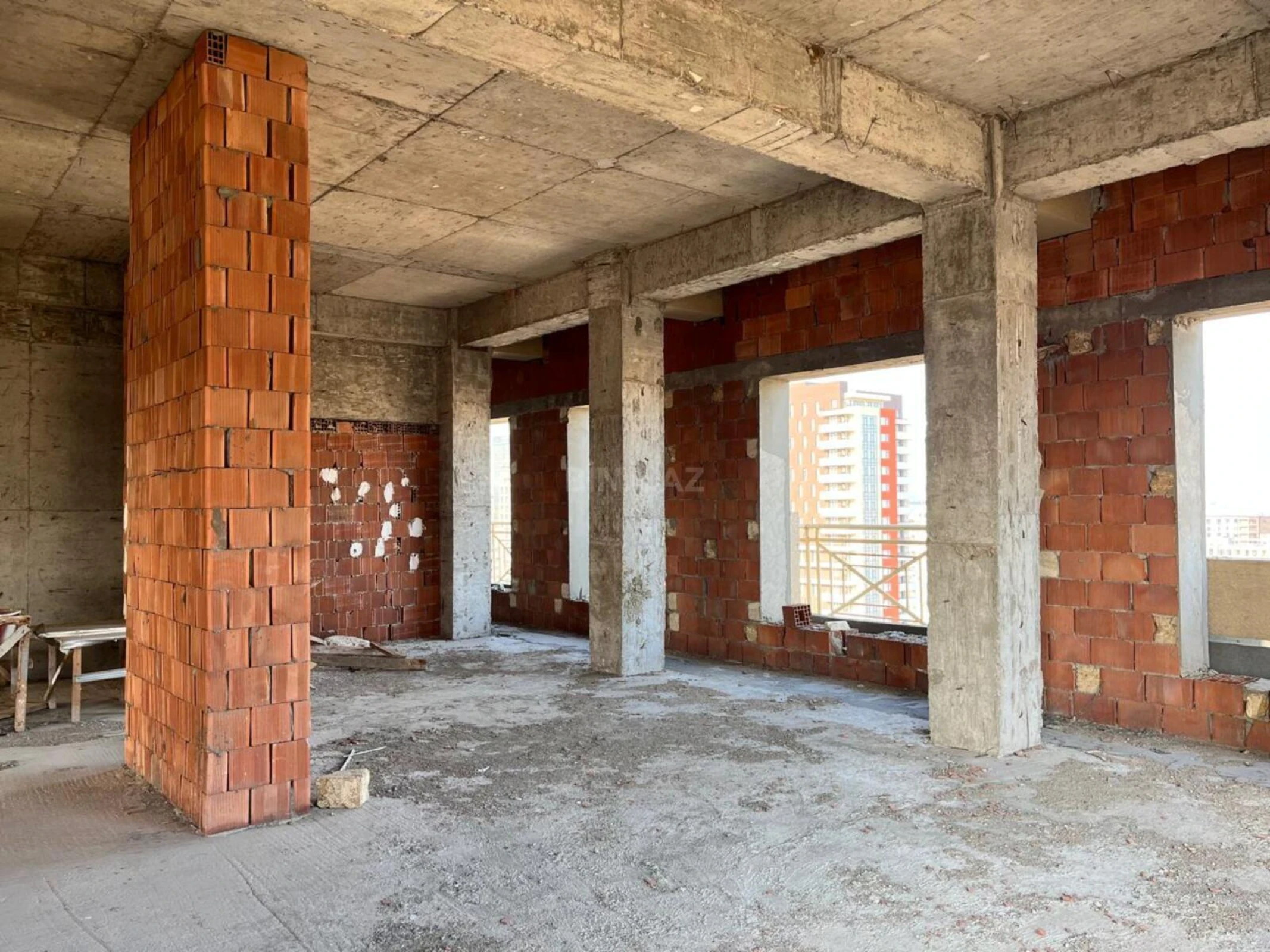 Satılır 10 otaqlı mənzil 600 m²