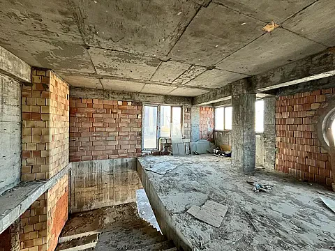 Satılır 10 otaqlı mənzil 600 m²