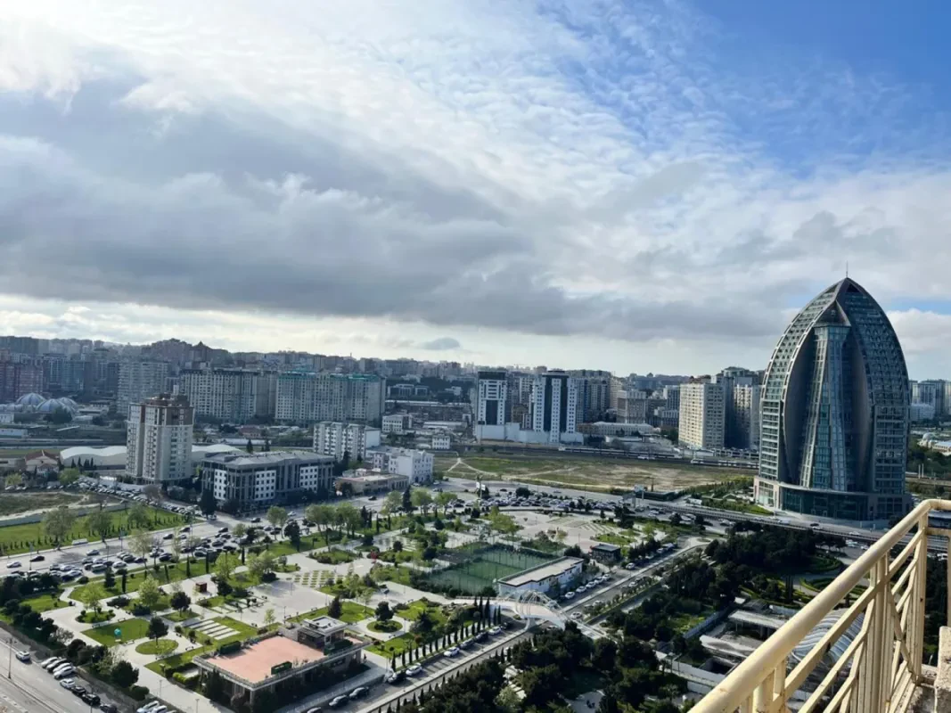 Satılır 10 otaqlı mənzil 600 m²