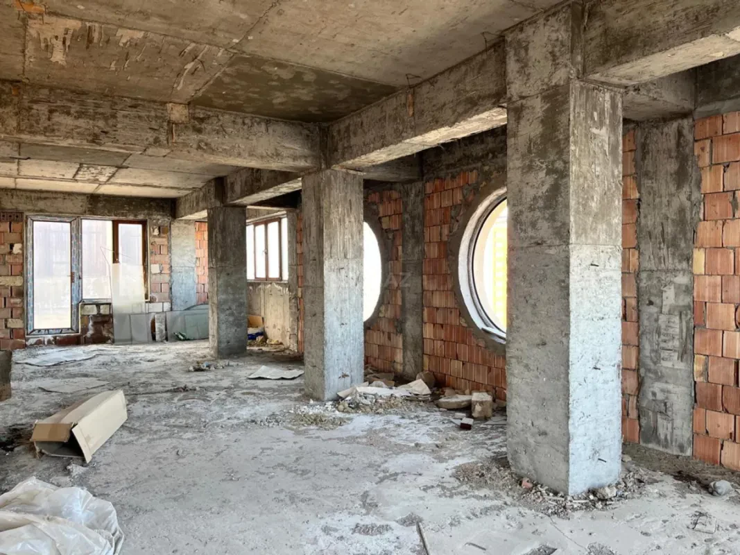 Satılır 10 otaqlı mənzil 600 m²