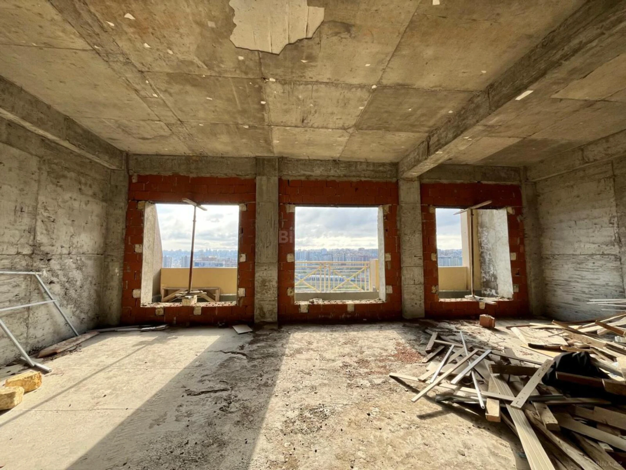 Satılır 10 otaqlı mənzil 600 m²