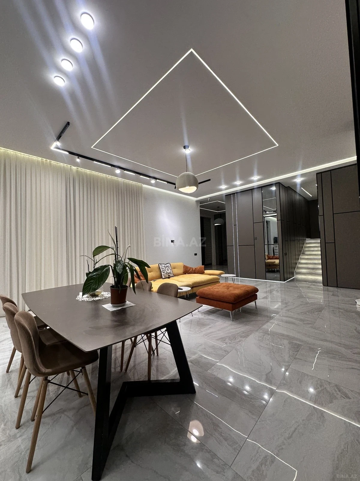 Satılır 6 otaqlı həyət evi 300 m²