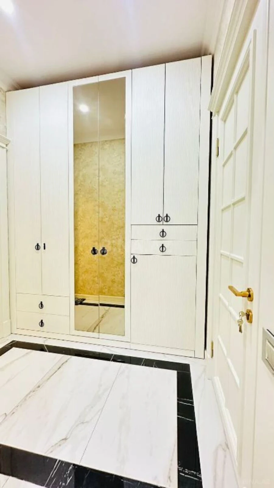 Satılır 3 otaqlı mənzil 165 m²