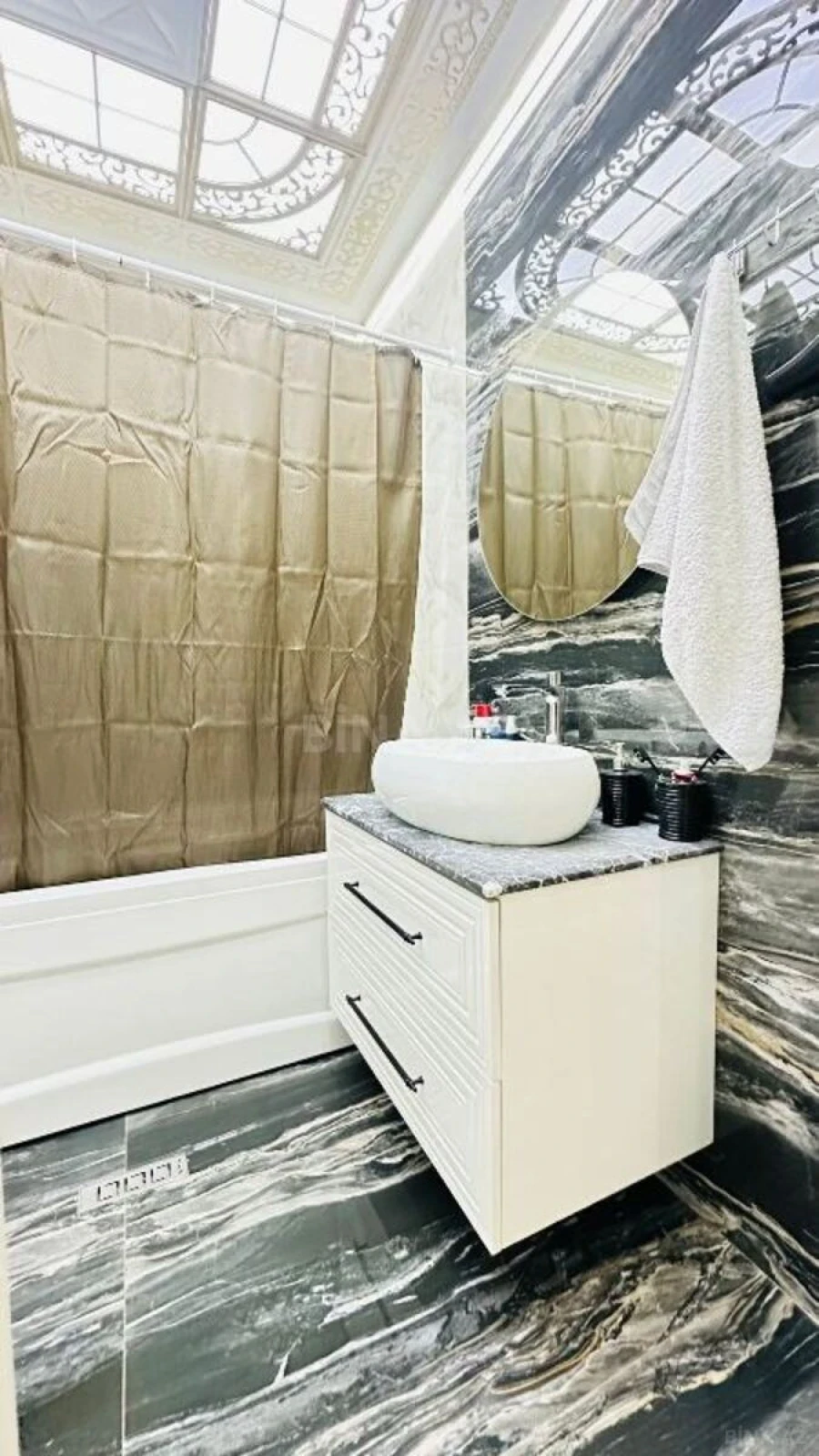 Satılır 3 otaqlı mənzil 165 m²