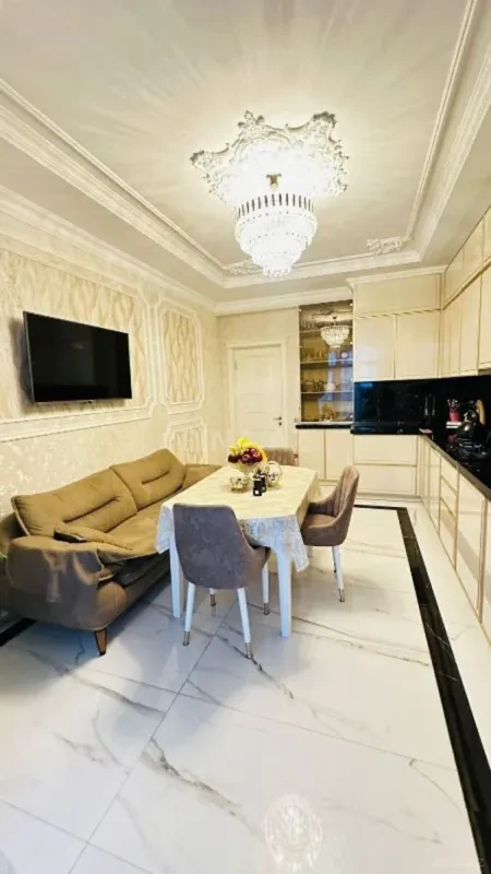 Satılır 3 otaqlı mənzil 165 m²