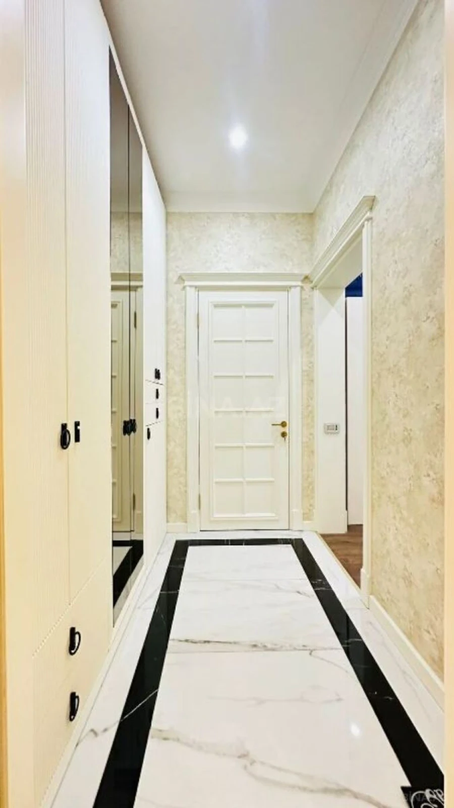 Satılır 3 otaqlı mənzil 165 m²
