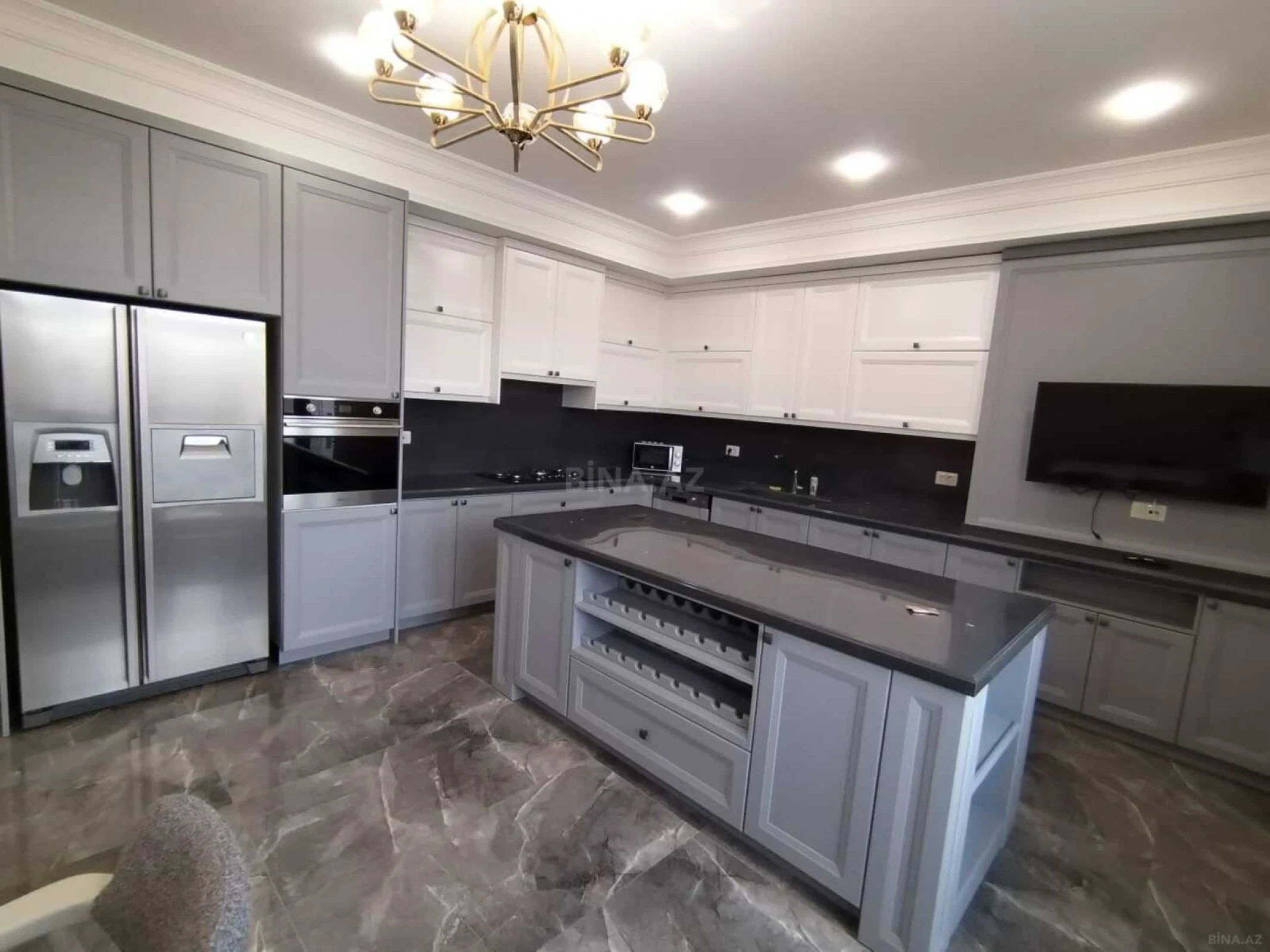 Satılır 5 otaqlı mənzil 230 m²