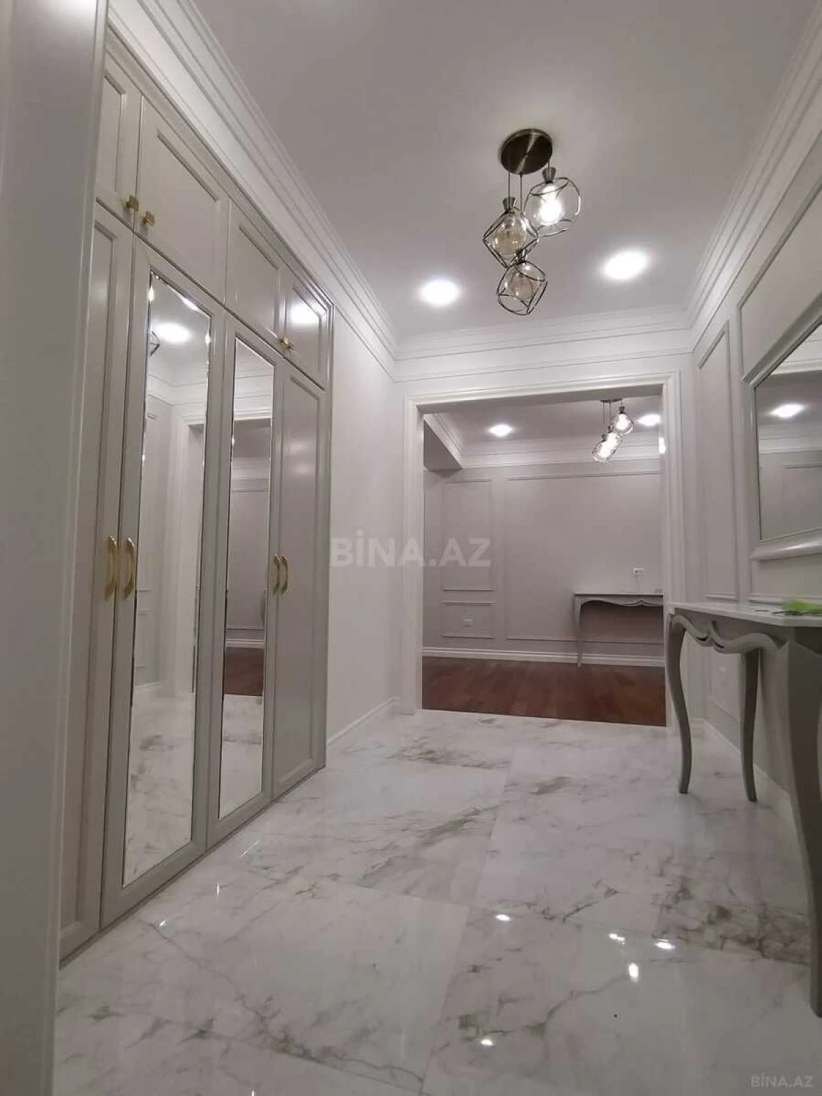 Satılır 5 otaqlı mənzil 230 m²