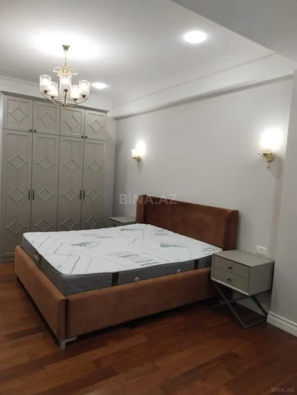 Satılır 5 otaqlı mənzil 230 m²