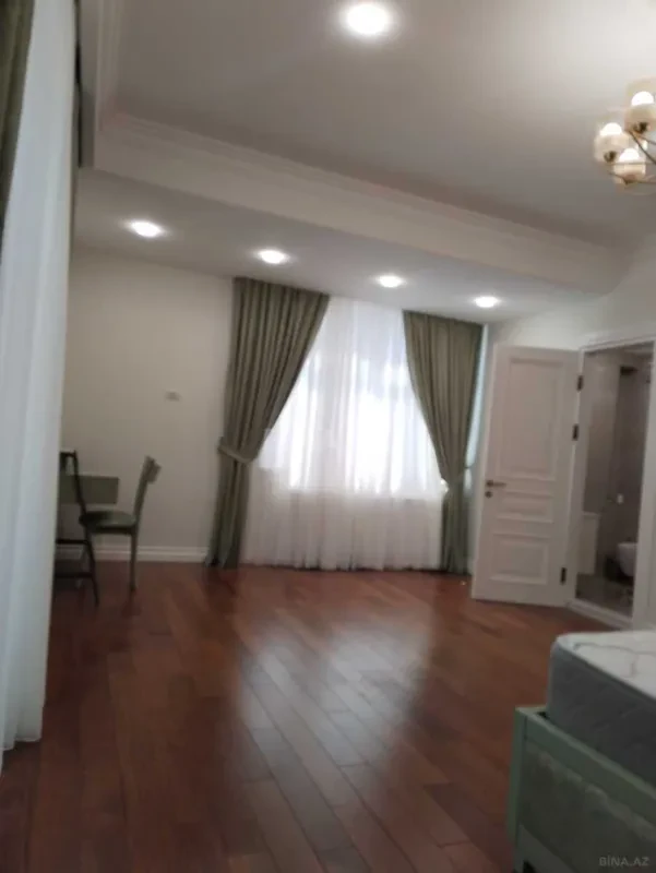 Satılır 5 otaqlı mənzil 230 m²