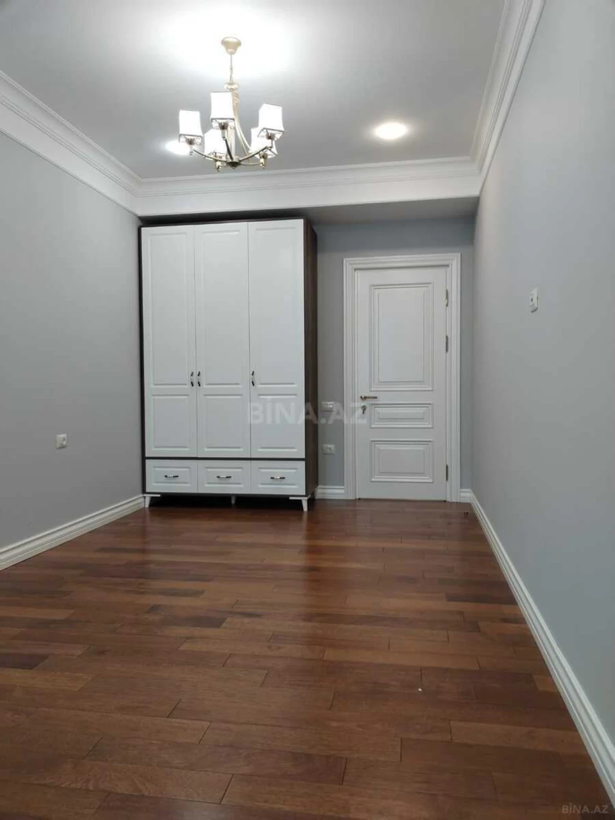 Satılır 5 otaqlı mənzil 230 m²